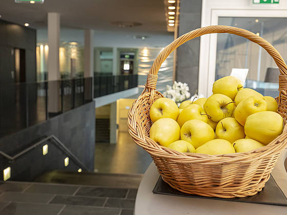 Hotelrezeption mit Apfelkorb