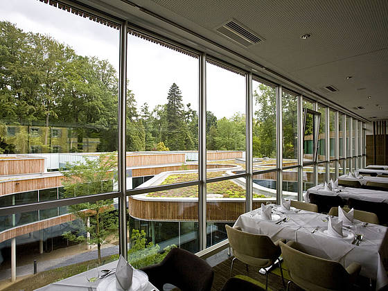 Restaurant Akazie mit Ausblick auf das Kurhaus und den Kurpark in Bad Gleichenberg