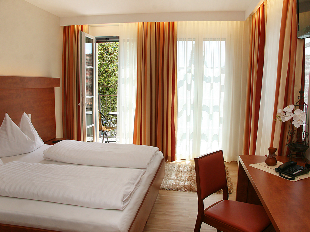 Hotel Grazerhof helles Doppelzimmer mit Schreibtisch und Balkon in Bad Gleichenberg