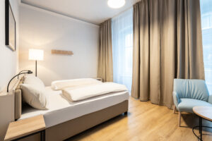 helles Doppelzimmer mit großen Fenstern im Hotel an der Therme Bad Gleichenberg
